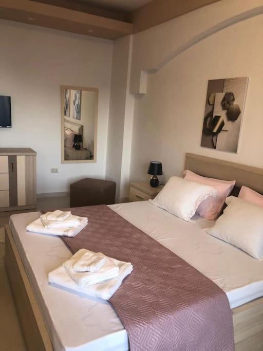 Cozy 1-Bedroom Flat, Beachside Дуррес Екстер'єр фото